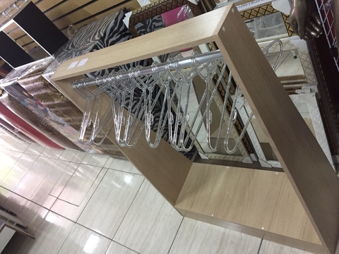 Balcão central arara torre MDF Amadeirado. Cód m01l