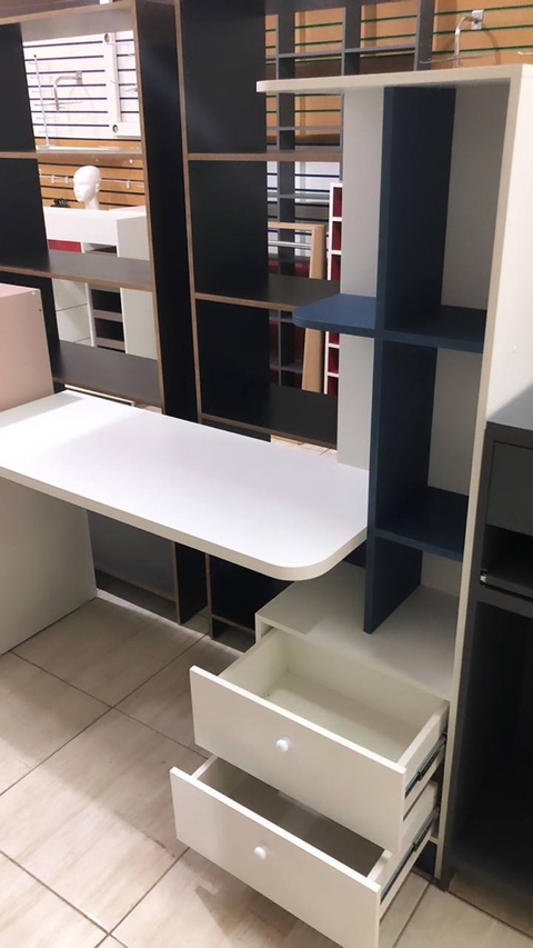 Mesa 2 gavetas com armario prateleira home office MDF branco c/ amadeirado cód. iqtr