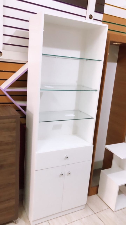 Armário prateleira de vidro com portinhas MDF branco cristaleira cód.rta