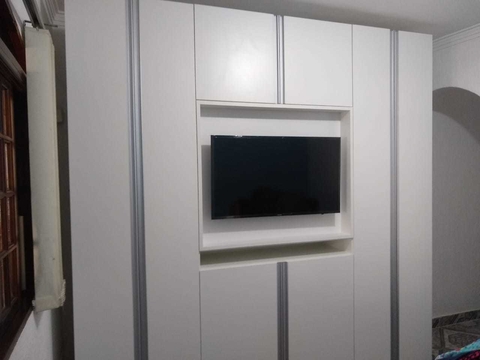 Guarda roupa com painel tv MDF branco cód.artv