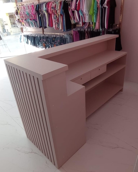 Balcao em L MDF rosa milkshake 2 gavetas frente ripado Cód.brun1