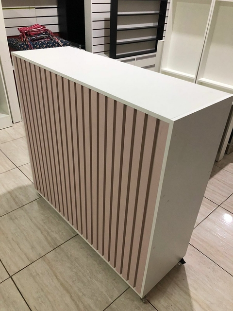 Balcão caixa ripado MDF branco com rosa milkshake cód.mulk