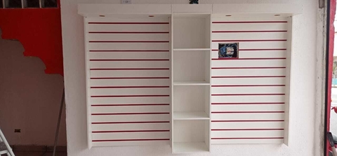 Painel canaletado MDF branco com chapeu e nichos cód.bru5