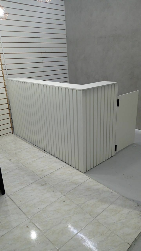 Balcao em L ripado MDF branco com porta cód.wan6