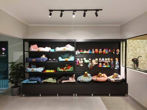 Armario MDF preto prateleira e painel canaletado cód.crist8