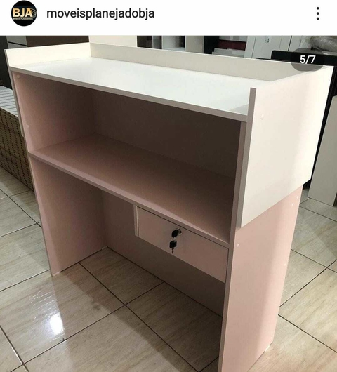 Balcão caixa ripado MDF branco com rosa cód.plq
