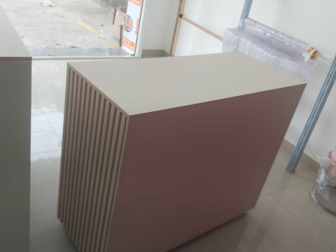 Balcão central colmeia com gaveta ripado MDF rosa milkshake cód.balc5418
