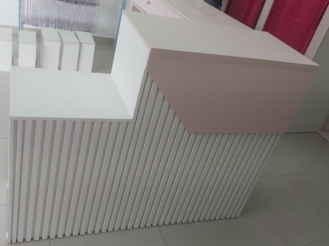 Balcão caixa ripado MDF branco com rosa cód.balc8641
