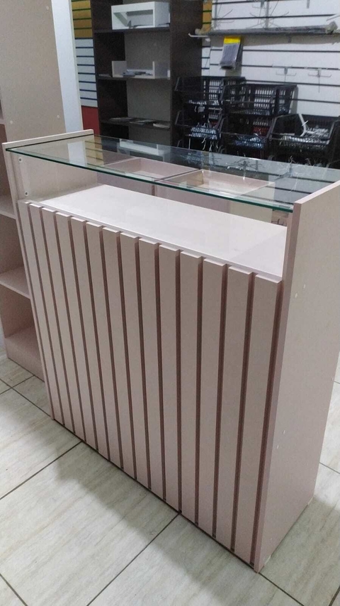 Balcão caixa ripado MDF rosa milkshake com vidro vitrine cód.balc64418