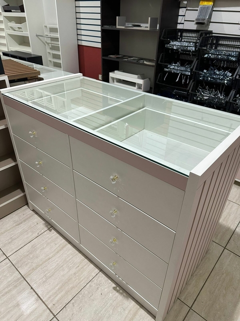 Balcão central gaveteiro MDF branco com rosa milkshake cód. 56892