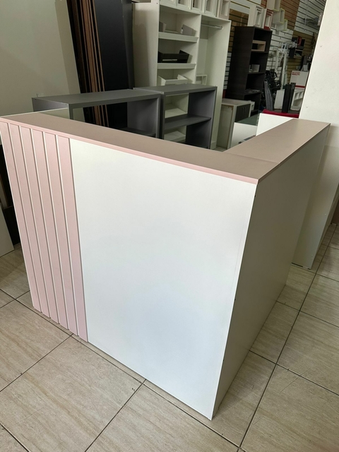 Balcão em L MDF branco ripado rosa cód.balc7854