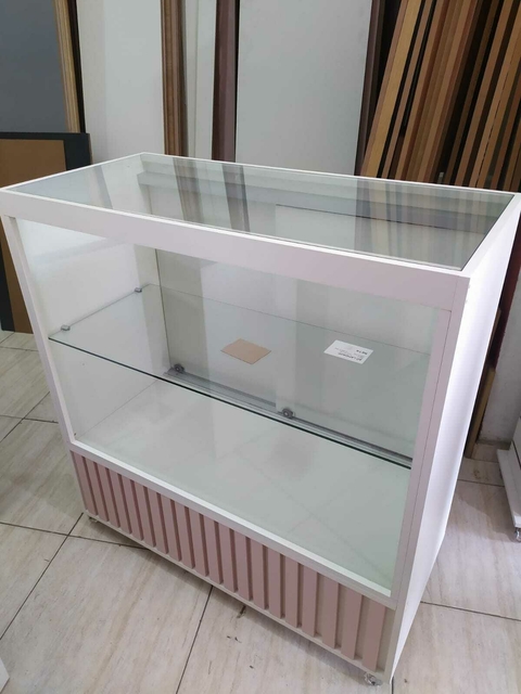 Balcao vitrine vidro MDF branco ripado rosa milkshake com porta cód.carvalhop