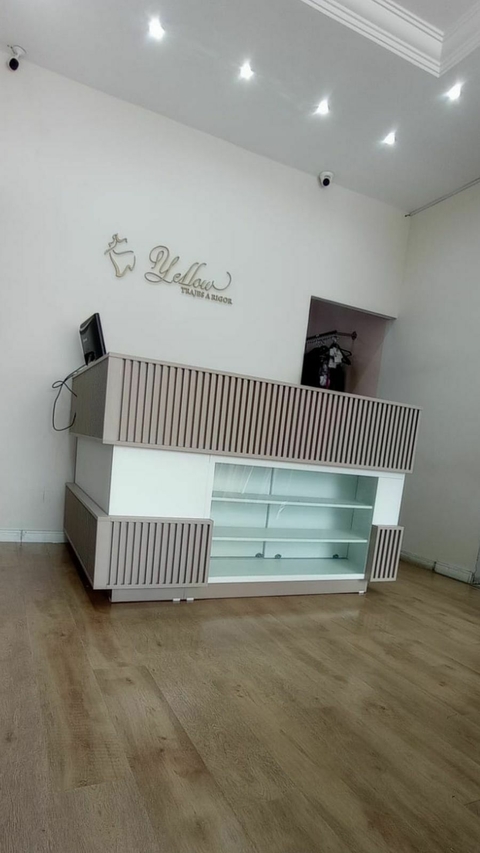 balcão em l ripado com vitrine mdf branco com conect cód.yellow