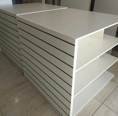 Balcão gondola central painel canaletado com prateleira MDF branco cód.scd