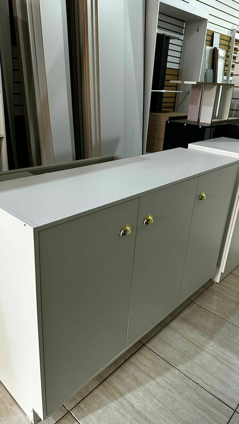 Aparador MDF branco com portas puxador dourado cód.94d6