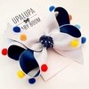 Laço infantil com pompons coloridos