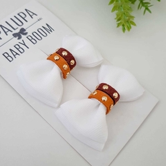 Lacinho branco com couro (6.5cm) na internet