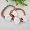 Lacinho branco com couro (6.5cm)