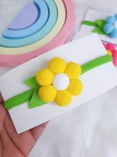 Faixa com flor de pompom (5cm) na internet