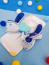 Laço escolar branco e azul com corações