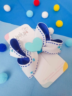 Laço escolar branco e azul com corações - comprar online