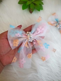 Laço de tule florido e bordado com pérolas - comprar online