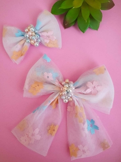 Imagem do Laço de tule florido e bordado com pérolas