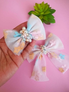 Laço de tule florido e bordado com pérolas