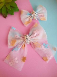Laço de tule florido e bordado com pérolas na internet