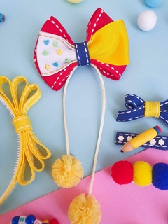 Kit escolar amarelo vermelho e azul na internet
