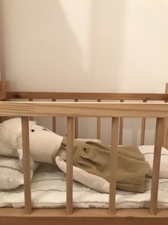 CUNITA DE MADERA PARA MUÑECO/A