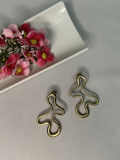 Brinco Linear Orgânico Aço Dourado