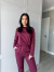 Mulher vestindo conjunto moletinho vinho com blusa de manga longa e calça com bolso