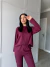 Mulher vestindo conjunto moletinho vinho com blusa de manga longa e calça com bolso frontal