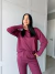 Mulher vestindo conjunto moletinho vinho com blusa de manga longa e calça confortável