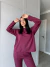 Mulher vestindo conjunto moletinho vinho com blusa de manga longa e calça com bolso