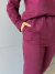 Detalhe do conjunto moletinho vinho com mão no bolso da calça