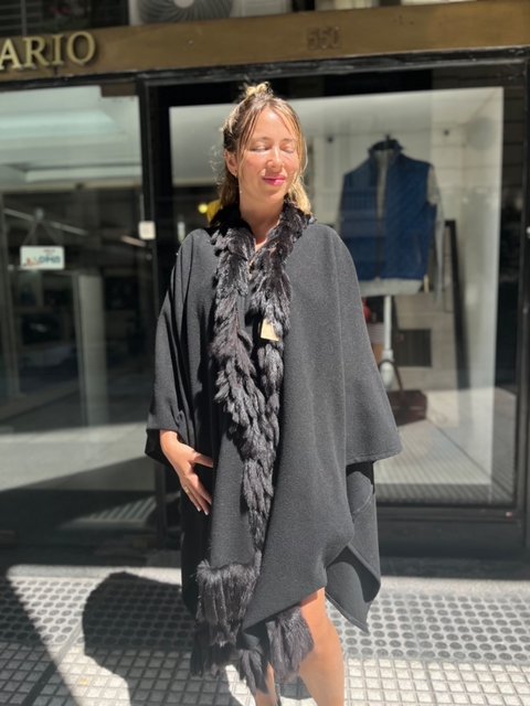 PONCHO CON DETALLES DE PIEL