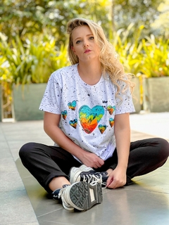 Camiseta Branca Corações Coloridos ( Edição Limitada ) - Bhoo