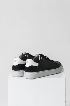 ZAPATILLA CUERO NEGRO FONDO GOMA en internet