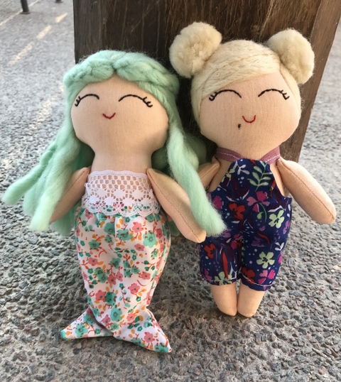 Mini muñeca artesanal pelo de lana