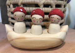Canoa de madera con muñecos - comprar online