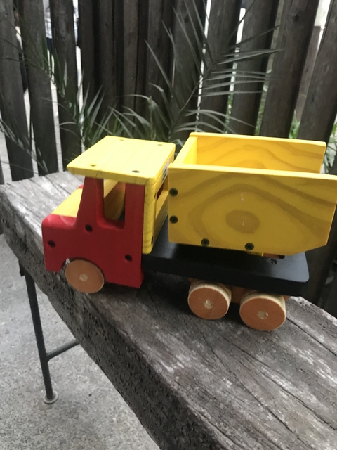 Camion volcador artesanal en madera