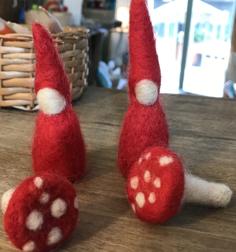 Duendes con hongos de fieltro