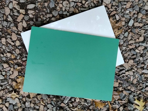 pizarra con tizas y marcadores