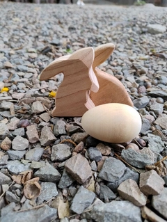 huevo y conejitos de madera