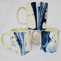 Taza azul marmolada