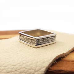 Anillo Cuadrado con Textura