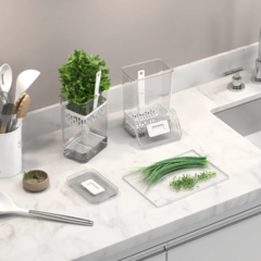 Organizador para temperos frescos DRY de 2,3L em uma bancada de cozinha, com ervas frescas e utensílios de cozinha ao redor.