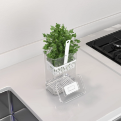 Organizador para temperos frescos com ervas em um recipiente transparente na bancada da cozinha.